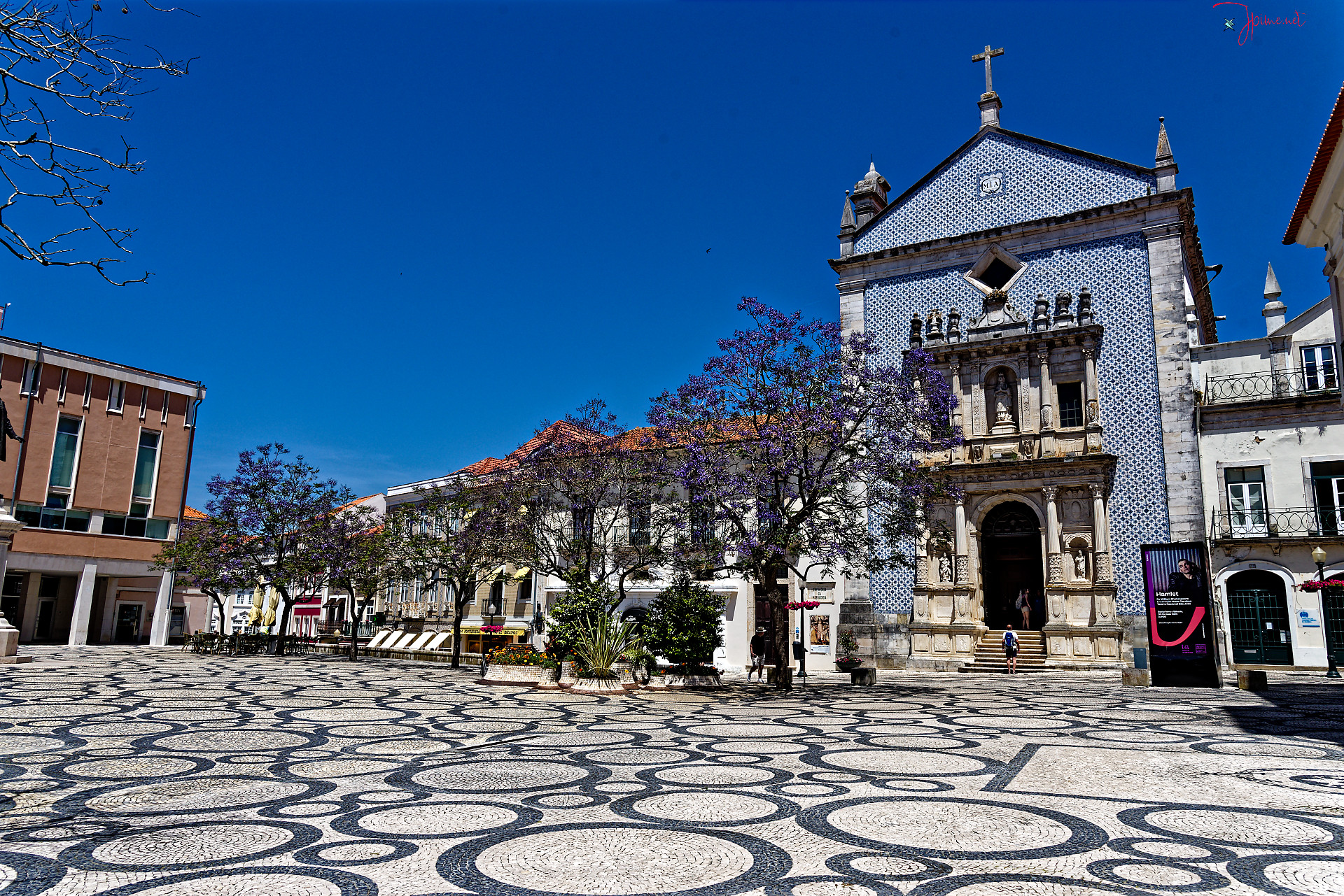 Rue pavée de manière traditionnelle