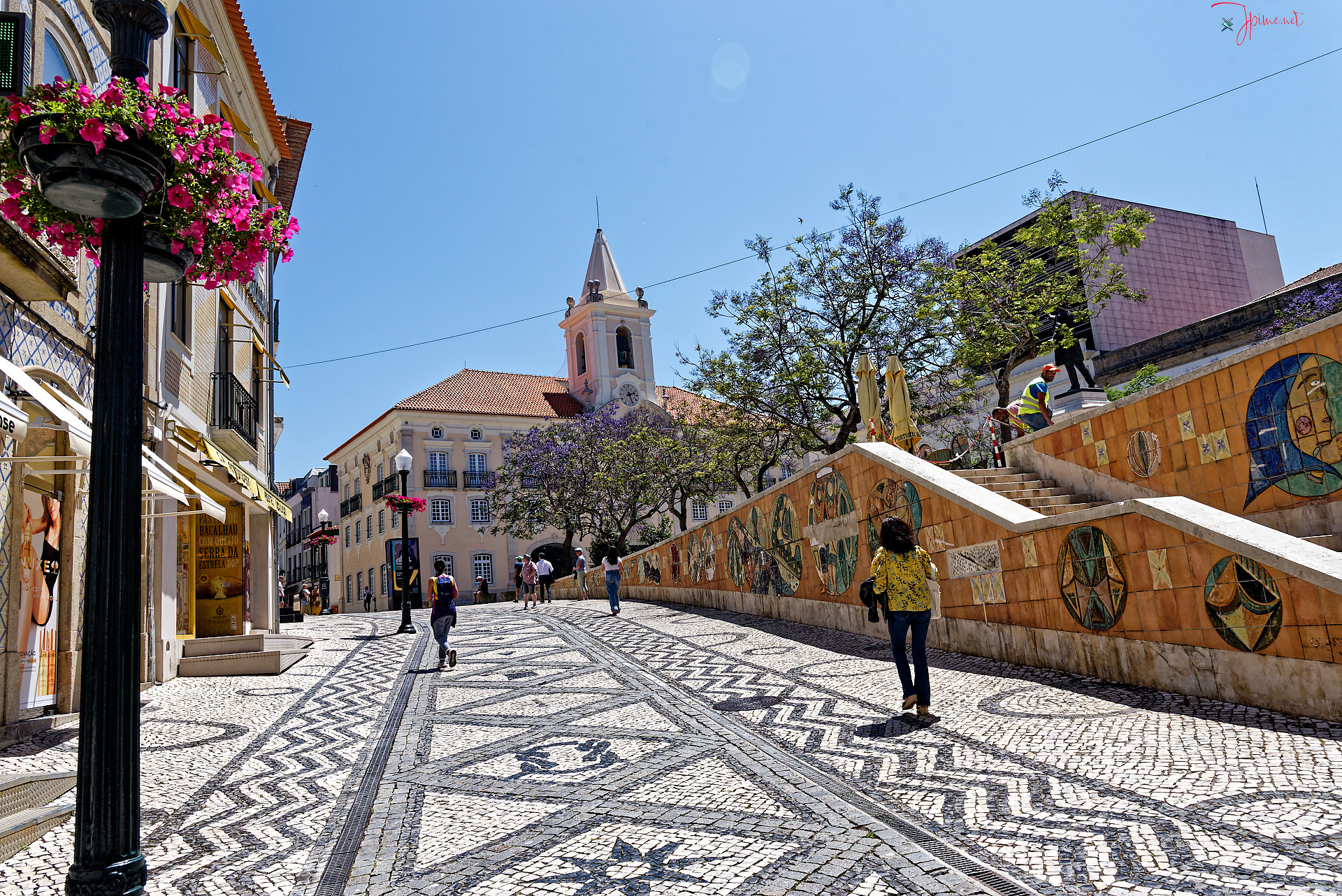 Rue pavée de manière traditionnelle