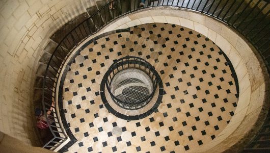 Un étage et escaliers