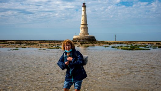 Retour au bateux entre bancs de sable et flaques d'eau à marée basse
